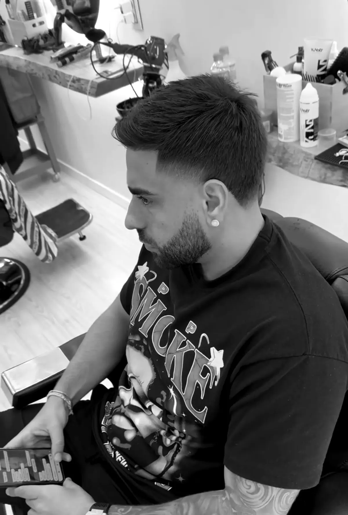Corte con degradado y barba perfilada