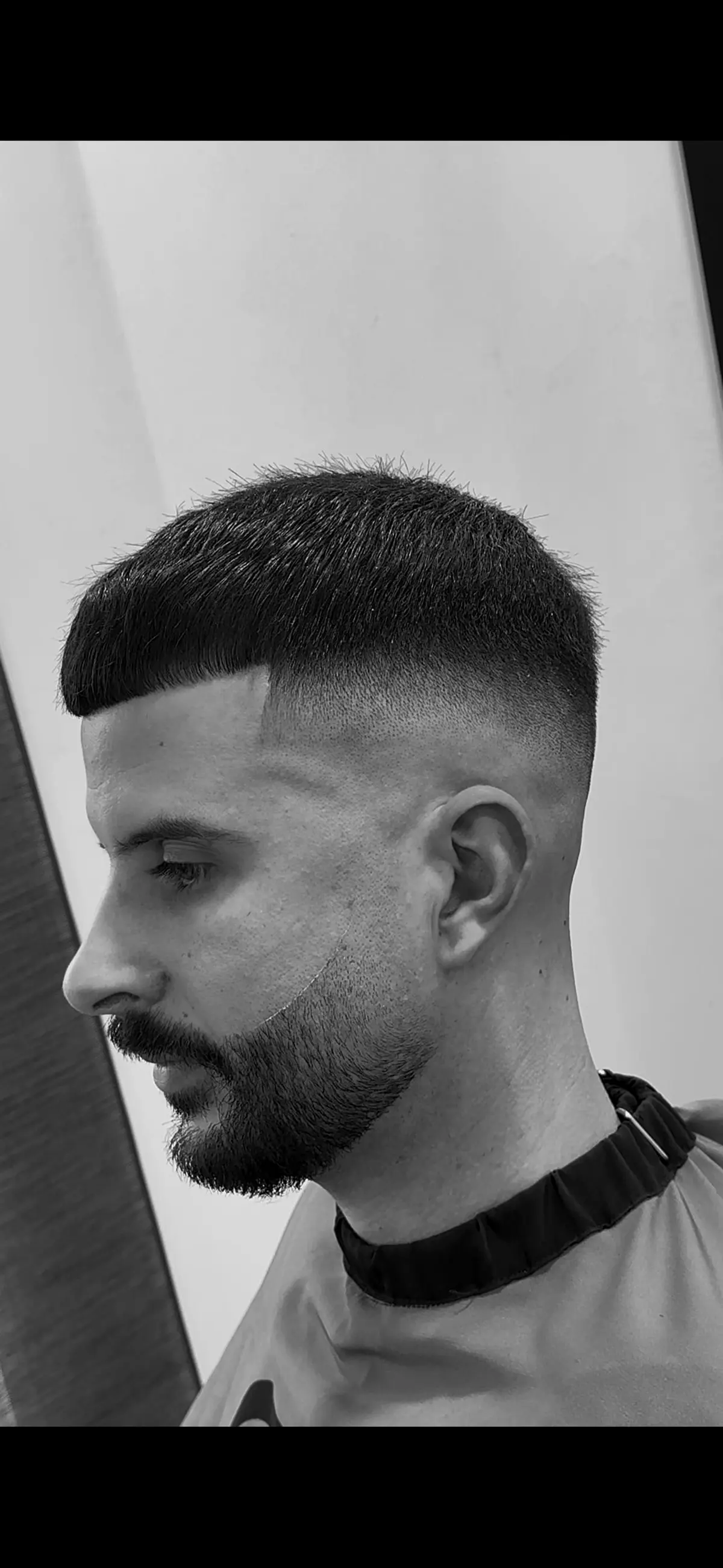 Corte clásico con degradado y barba